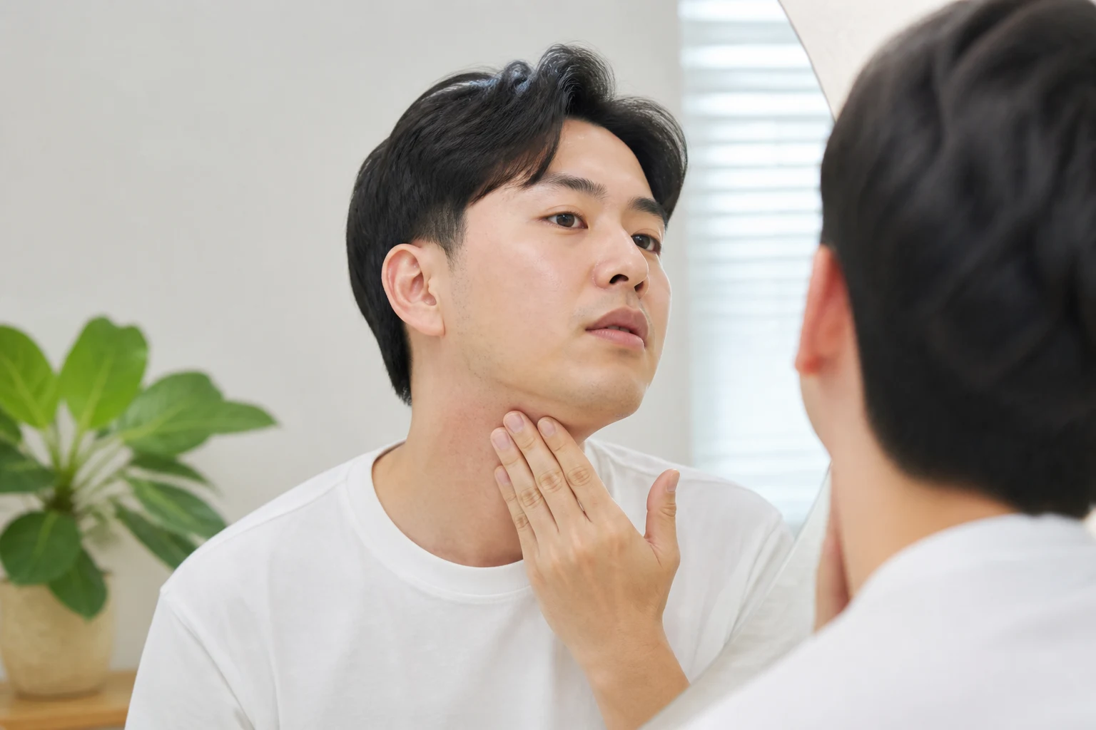 면도 후 턱과 목 부위에 발생한 붉은 자극과 모낭염 상태